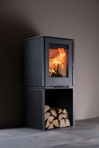 Poêle à bois avec socle en acier strié